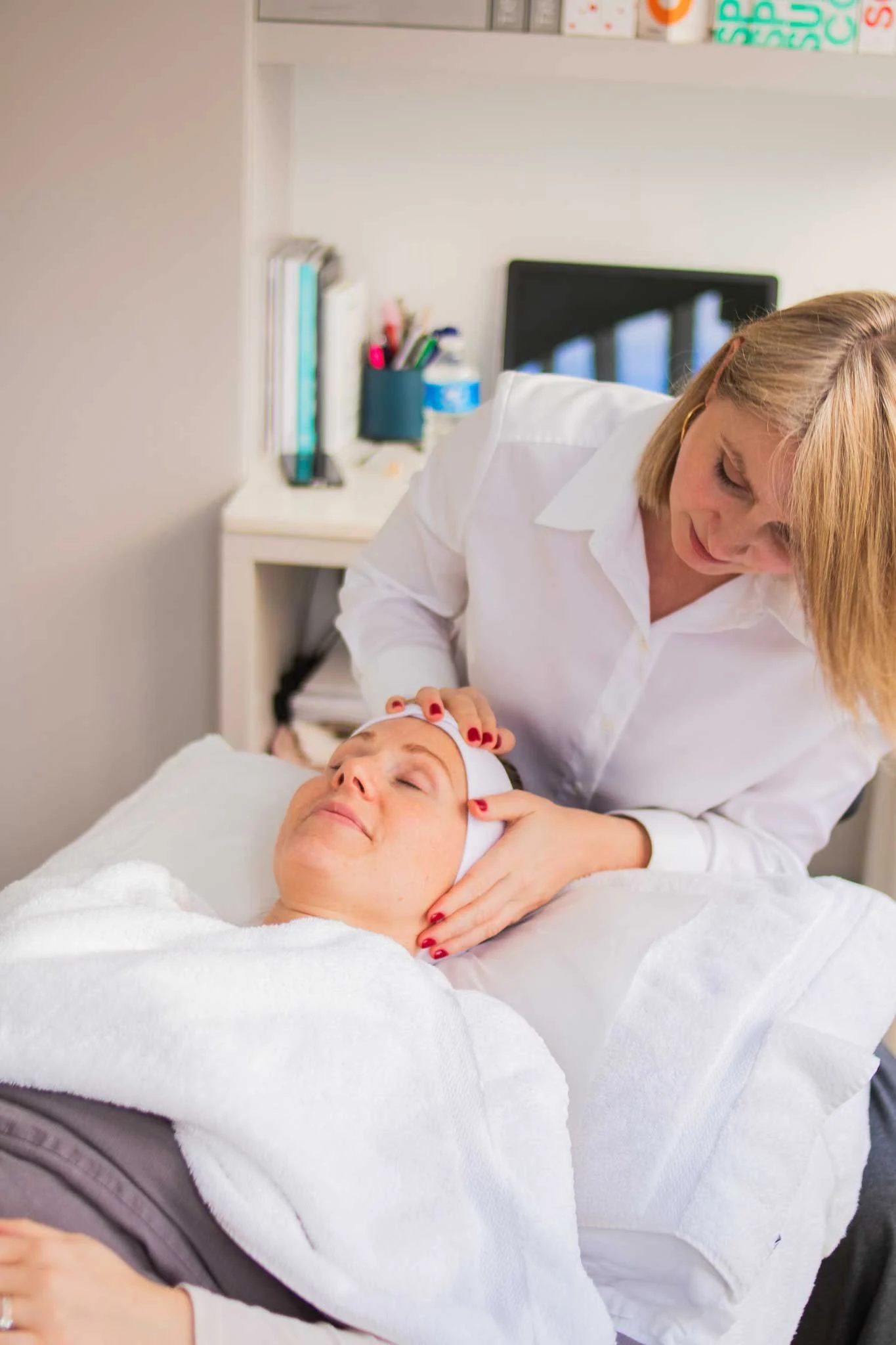 Tetyana Chemerynska performing the LevitaLift buccal massage facial